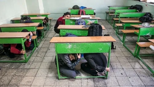 نحوه پناه گیری و خروج اضطراری هنگام زلزله ویژه دانش آموزان به علاوه فیلم